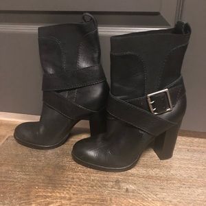 !  😍Juicy Couture Buckle Wrap Boots